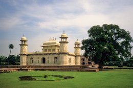 Agra;-Arbre;-Architecture;-Dôme;-Grès-rouge;-Inde;-Itimad-ud-Daulah;-Jardin;-Kaleidos;-Kaleidos-images;-La-parole-à-limage;-Marbre-blanc;-Mausolée;-Minarets;-Moghols;-Pelouse;-Petit-Taj;-Plate-forme;-Stories-Pictures;-Tarek-Charara;-Tombeau;-Uttar-Pradesh